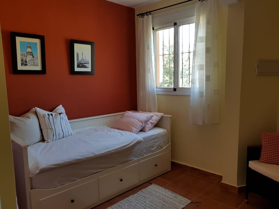 Second bedroom with extendable bed (160 x 200 cm)