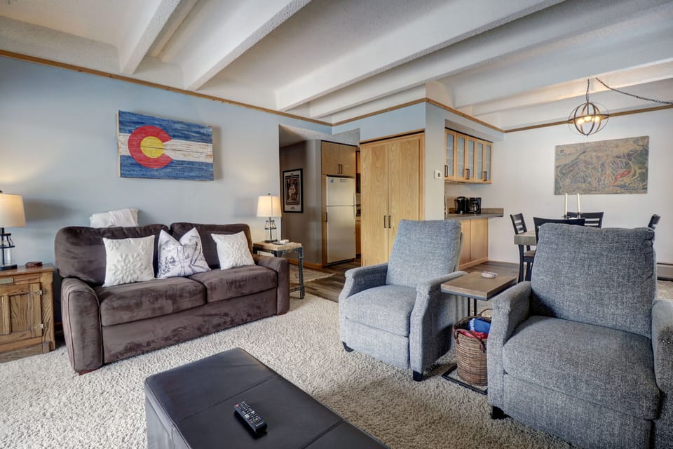 Open concept living and dining room area