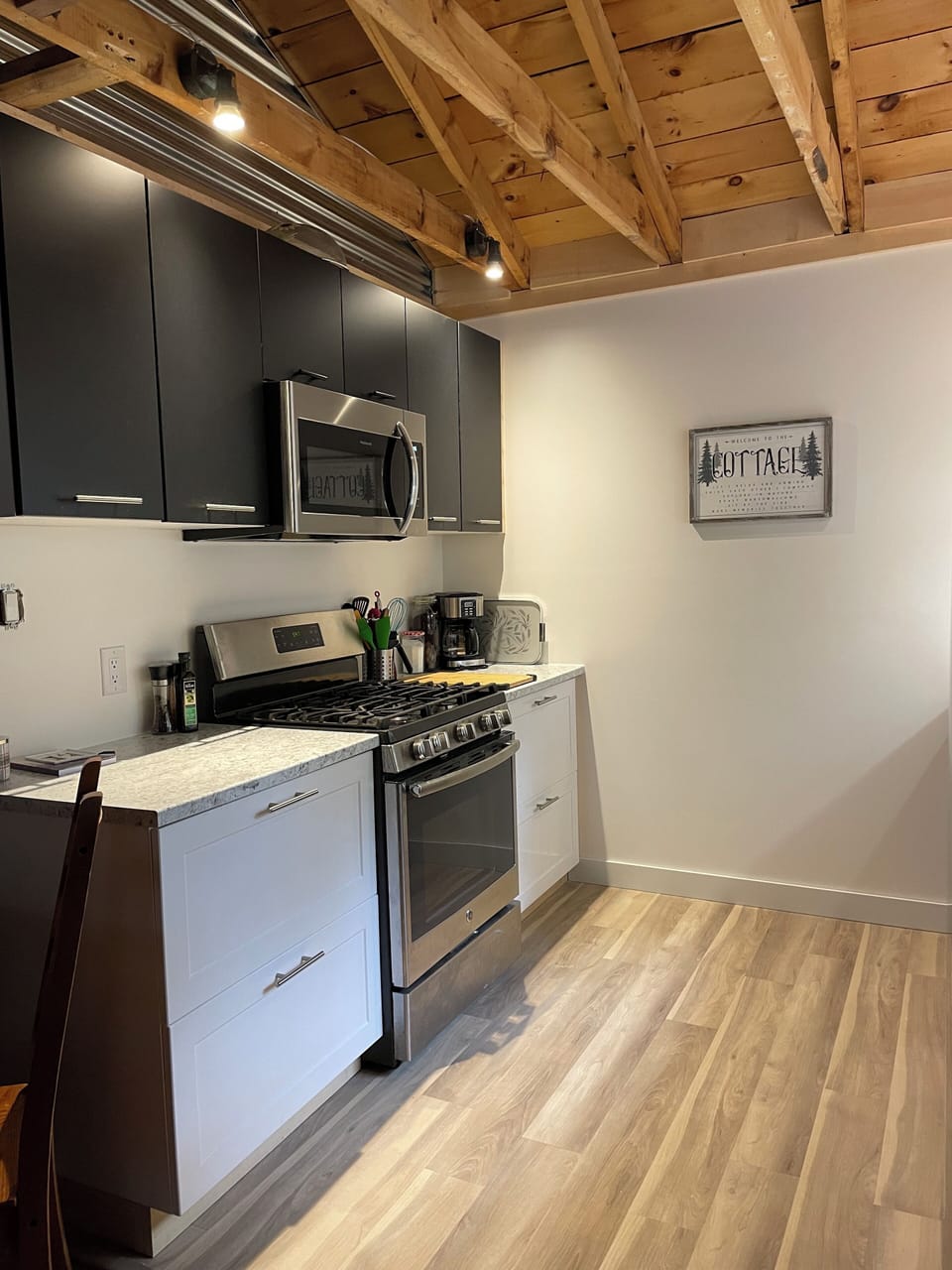 Kitchen-Gas stove, microwave and coffee maker. The kitchen is well equipped. 