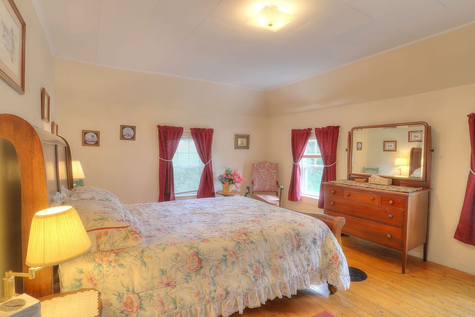First bedroom upper level queen