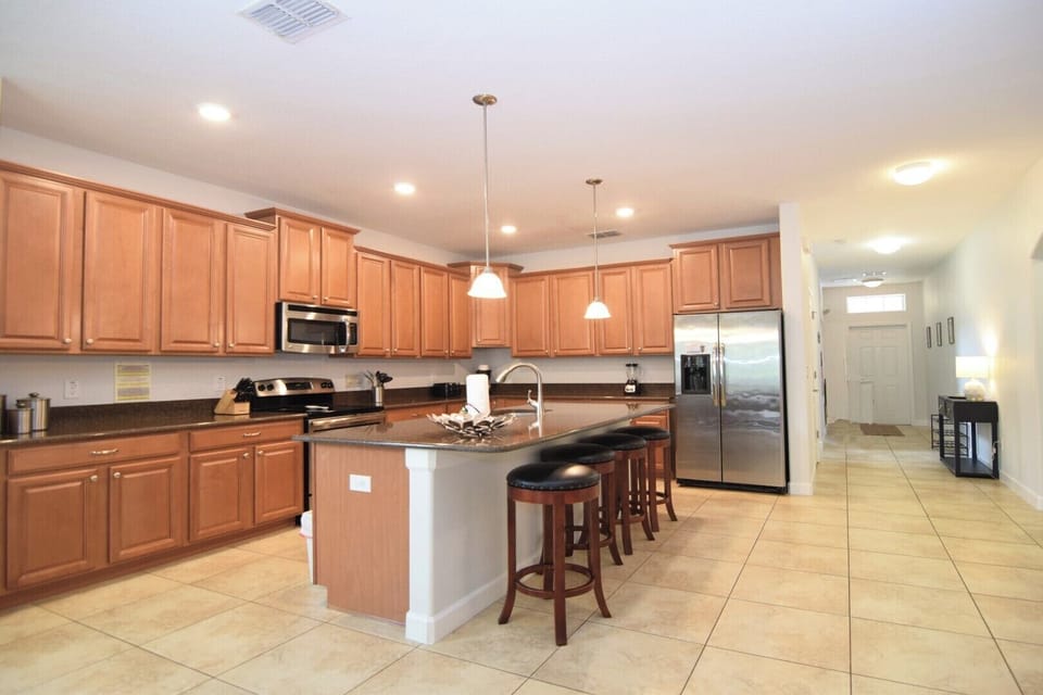 Large kitchen with all the appliances you need to dine at home, breakfast island