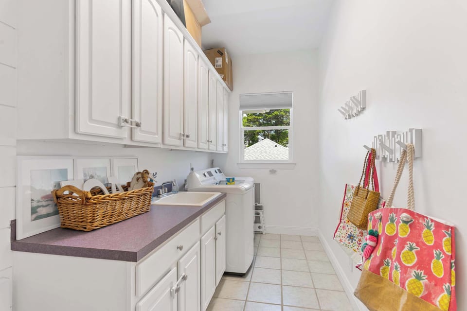 Spotless laundry room w/ plenty of room to work