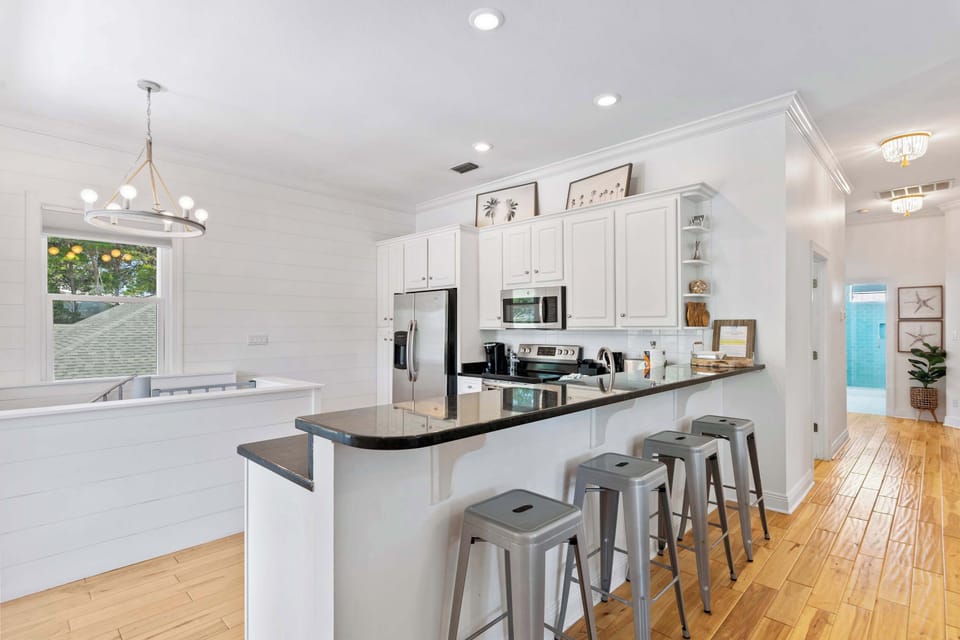 Modern kitchen w/ clean lines & plenty of prep space