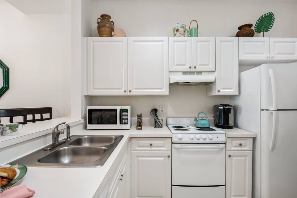 The kitchen has everything you need to prepare a great meal or simply reheat last night's leftovers...