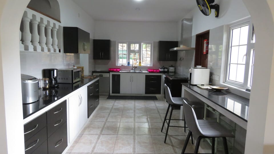 Fully equipped Kitchen including dishwasher and ice maker 