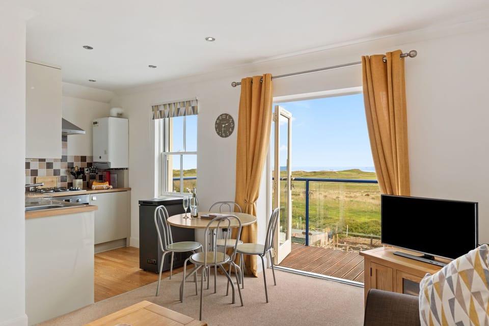 Lovely Apartment, Spectacular Coastal Views, Short Walk to Beach