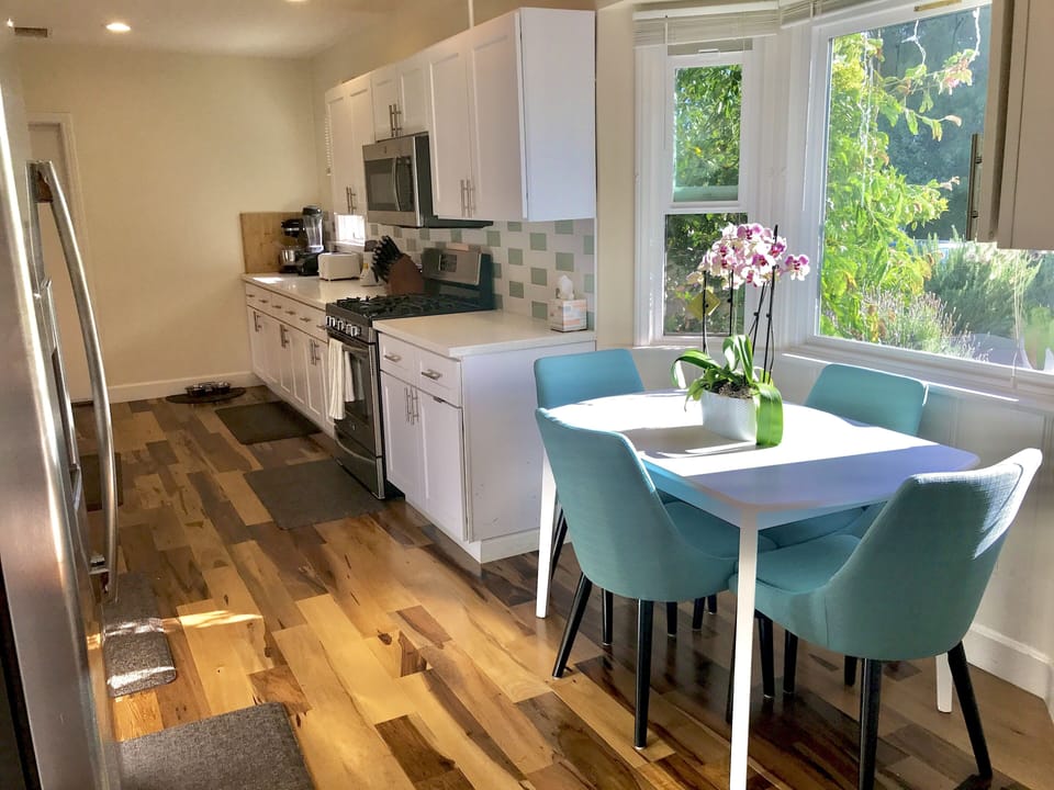 Kitchen eating area
