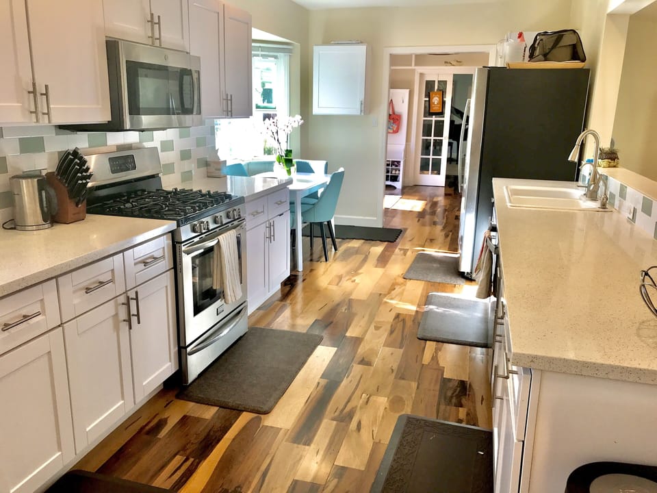 Galley kitchen (fully stocked)