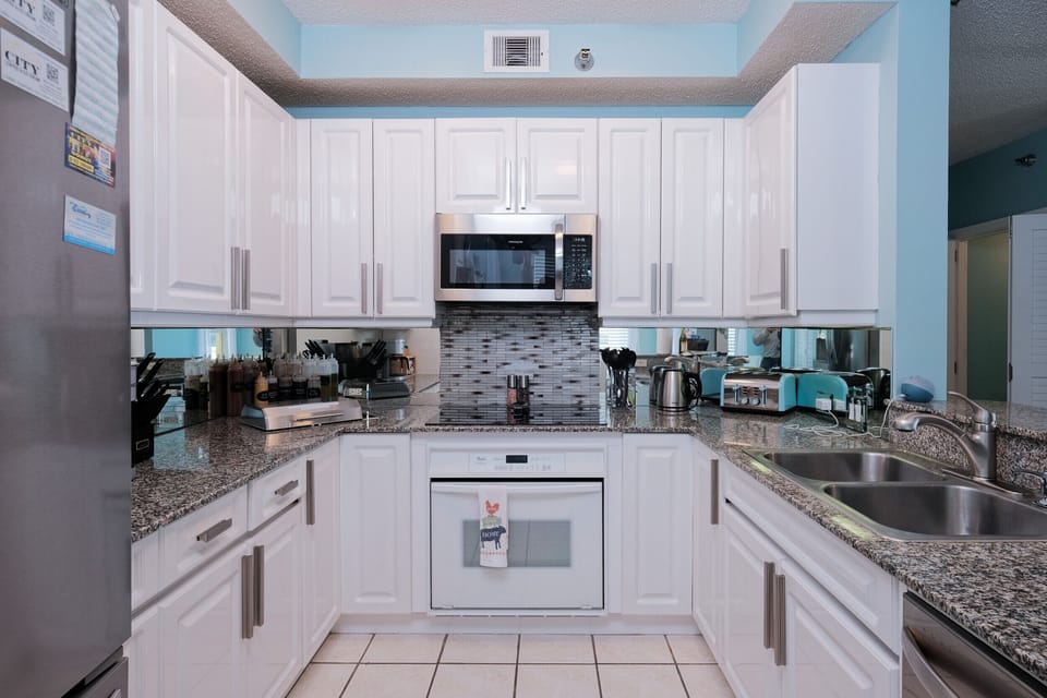 Kitchen fully stocked, paper plates and everything!