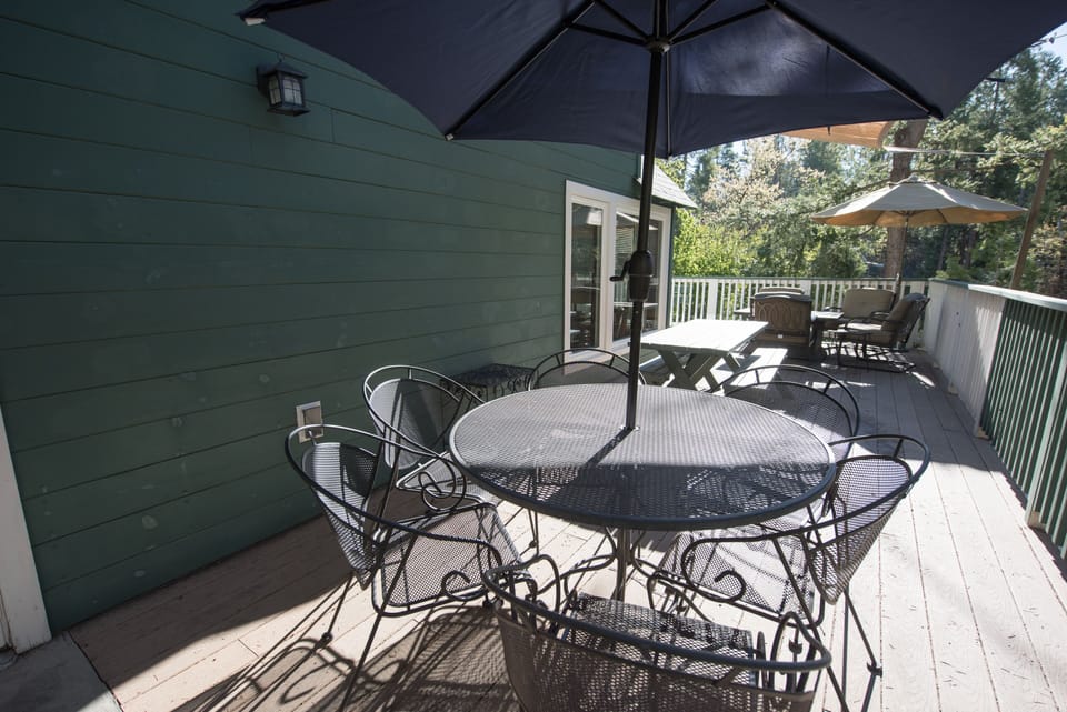 Eating area off of double doors from kitchen