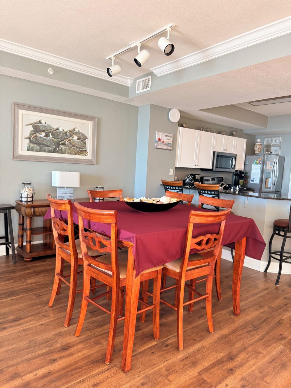 Dining table for 6 plus 4 more at the countertop bar.