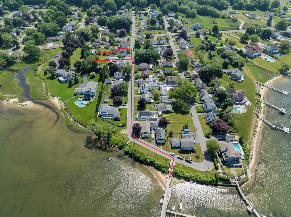 Pathway from the house to the river dock and beach (low tide)...