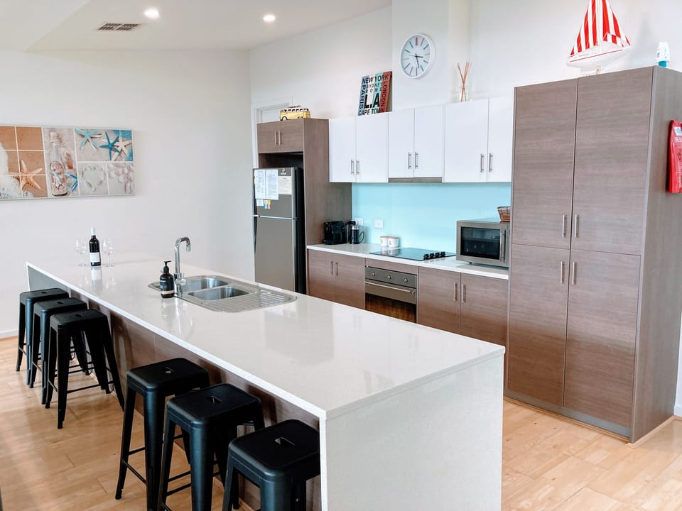Villa 95 South Shores Resort - well equipped kitchen and breakfast bar