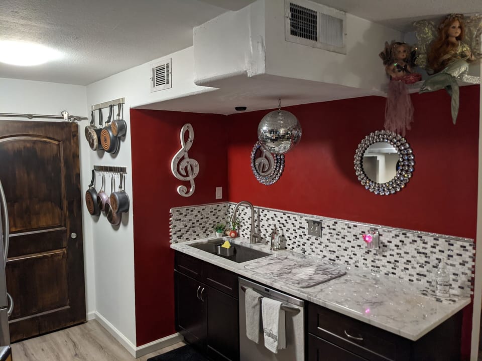 Granite kitchen counter tops.