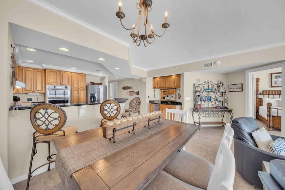 Dining area with seating for 6
