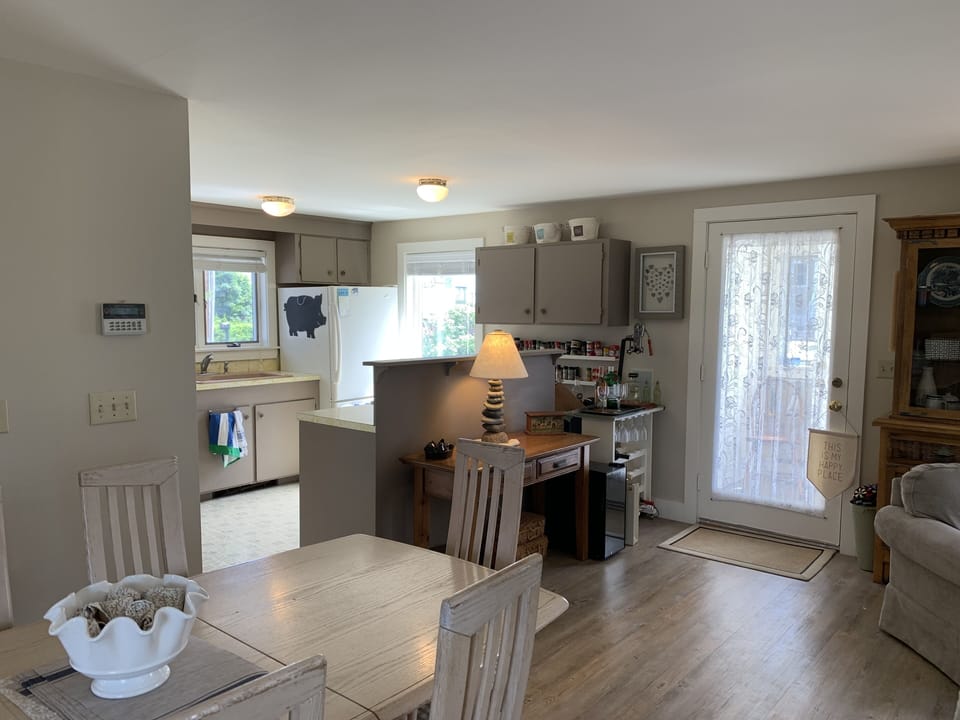 dining area to kitchen