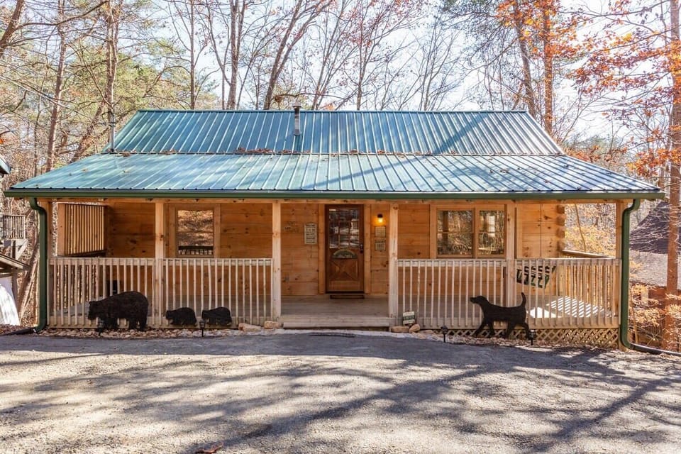 Gorgeous, Rustic Cabin Minutes From The Middle Of Downtown Pigeon Forge, TN!