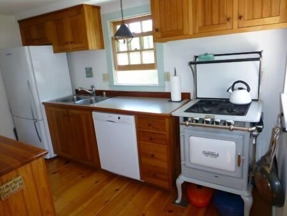 Plenty of counter space.  The Glenwood works beautifully!