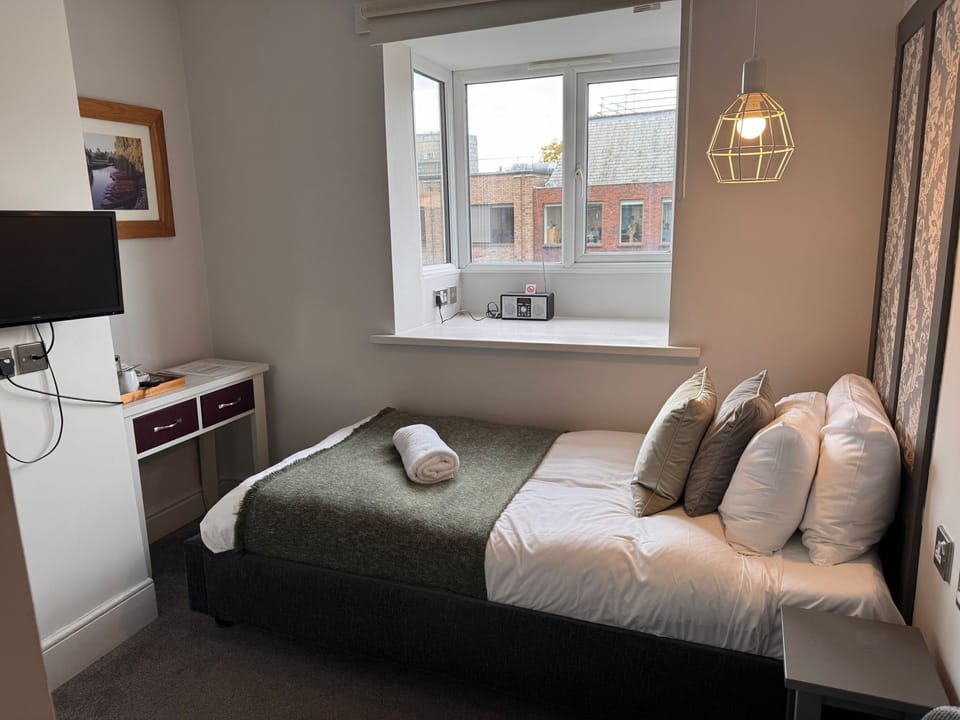 SINGLE ROOM with shared bathroom /room 6
