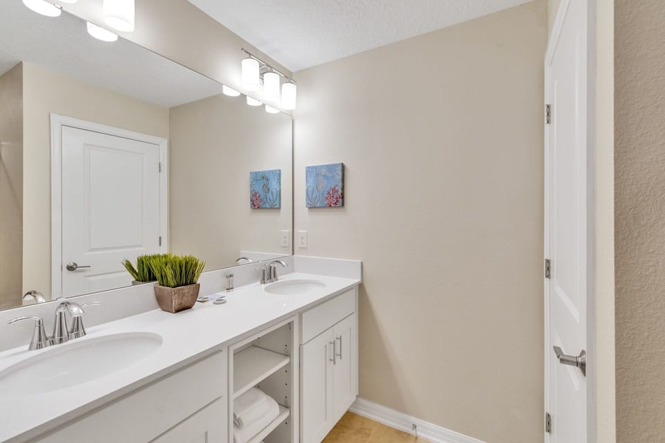 En-suite bathroom (bed #1).