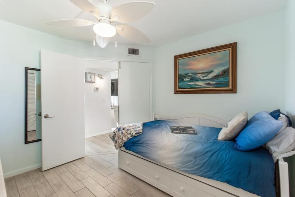St. Augustine Beach Rentals Guest Bedroom (67KB)
