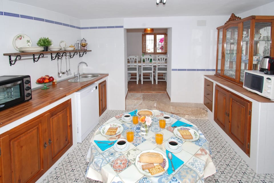 Induction cooker, dishwasher, washingmachine, fridge/freezer, microwave, oven...