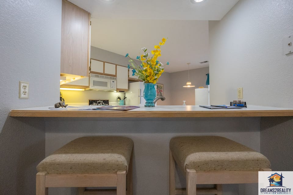 Breakfast Bar with Bar Stools