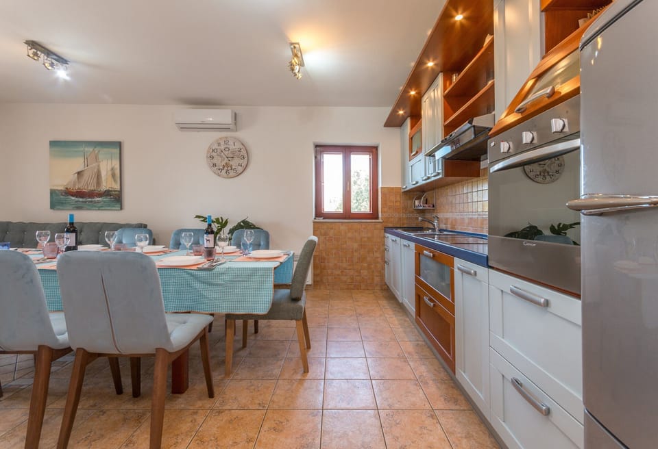 Dining area, kitchen