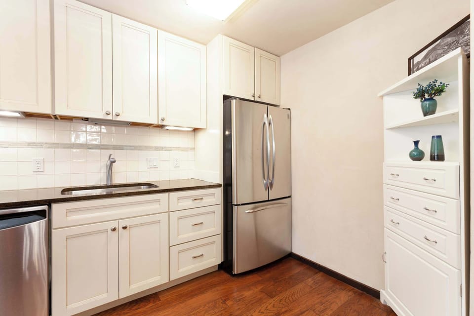 Stainless steel appliances & granite coutertops