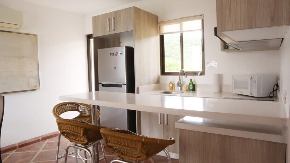 Breakfast bar dining for 3.