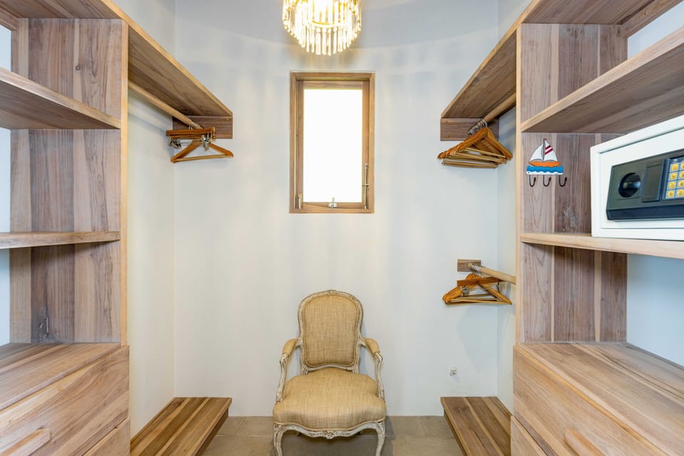 Walk-in closet with natural light! The perfect spot to plan your outfits!