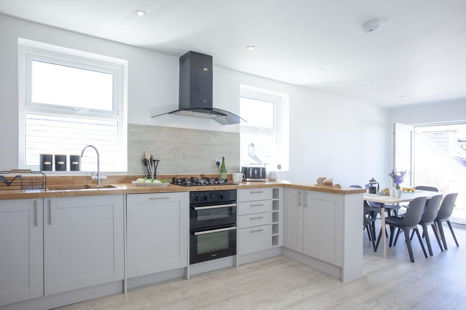 Kitchen with oven, hob, dishwasher, toaster and washing machine - Ocean View