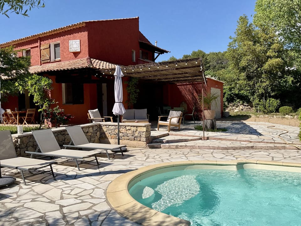 Beautiful house with AC, comfortable with a flowered garden and the pool area welcome you to relax and good time