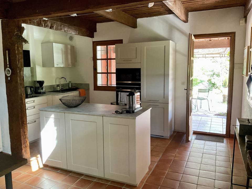 Well furnished modern kitchen