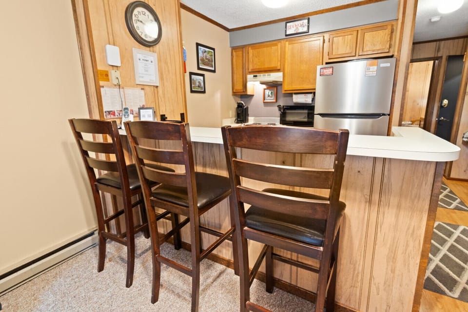Fully Equipped Kitchen with Breakfast Bar