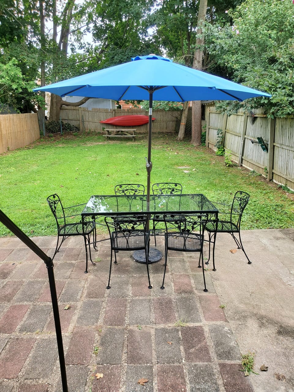 Kayak in photo is not available to guests per our insurance company.