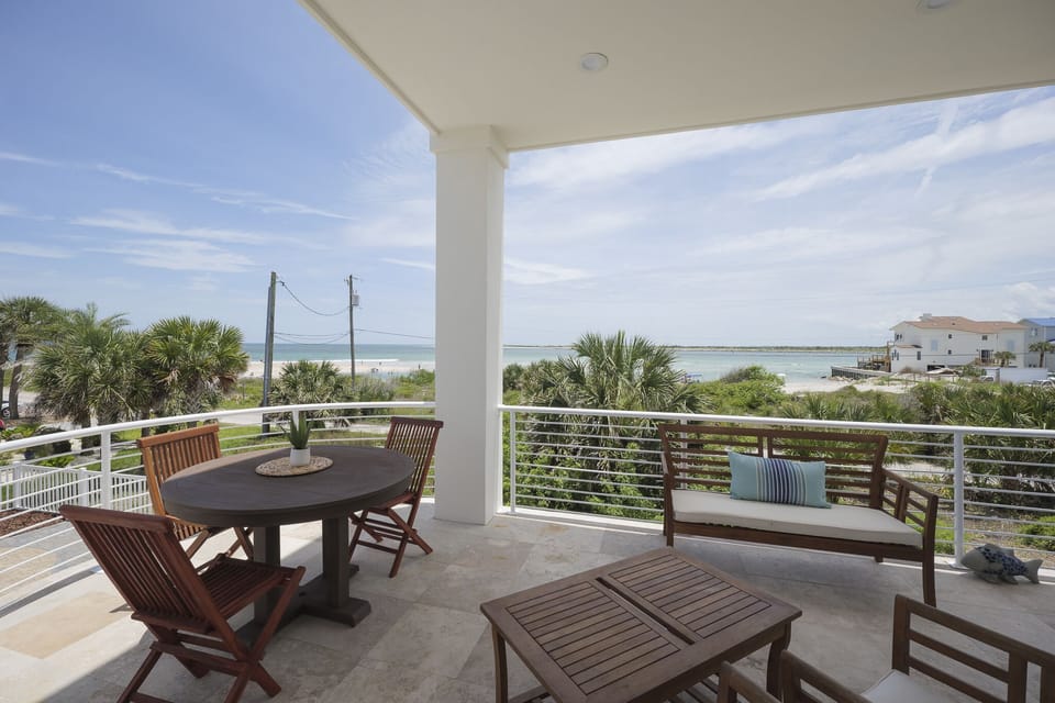 Outdoor Dining Area with Ocean Views