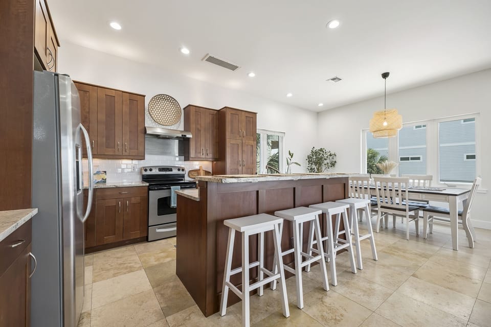 Fully Equipped Kitchen-Stainless Steel Appliances + Breakfast Bar Seating for Four
