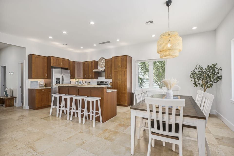Seating for 10 within the Dining Table and Breakfast Bar
