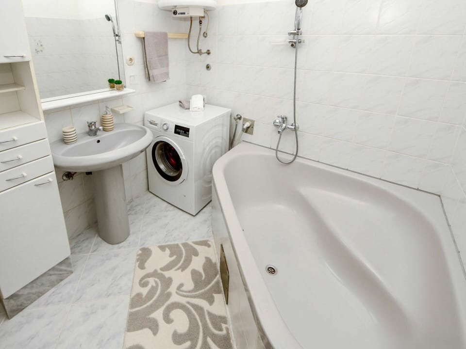 Mirror, Tap, Plumbing Fixture, Bathtub, Property, Sink, Bathroom, Bathroom Sink
