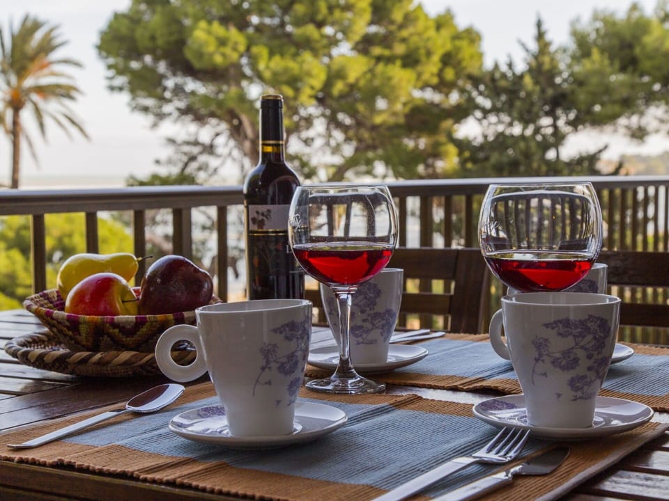 Tableware, Table, Drinkware, Furniture, Water, Dishware, Food, Stemware, Tablecloth, Bottle