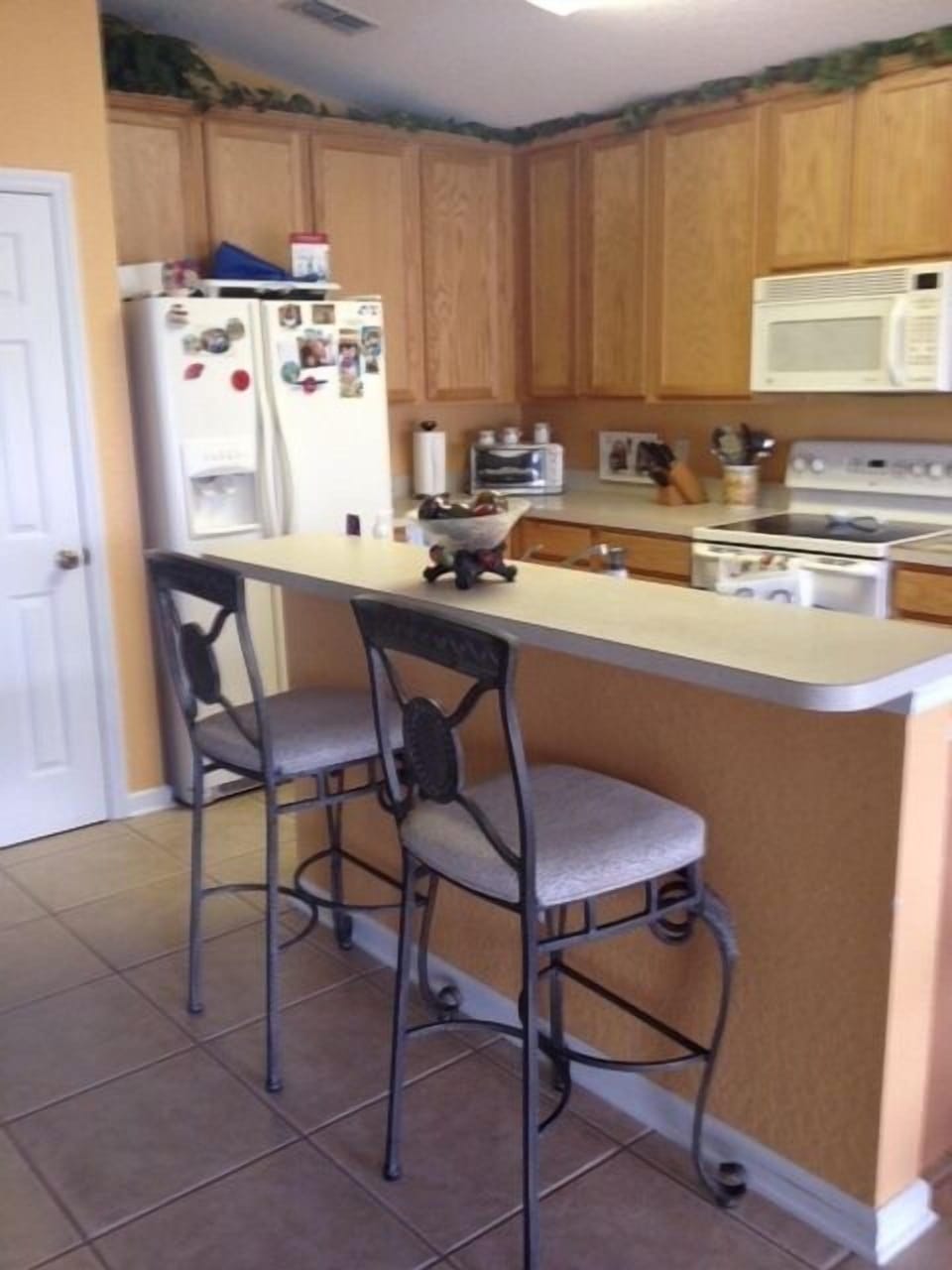Full Kitchen with Counter