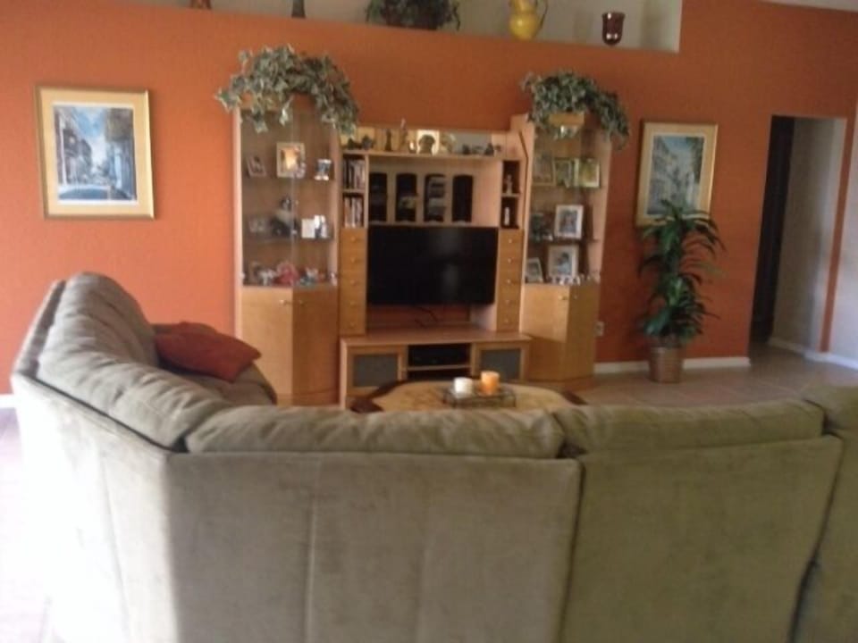 Living Room Area with 40" HDTV