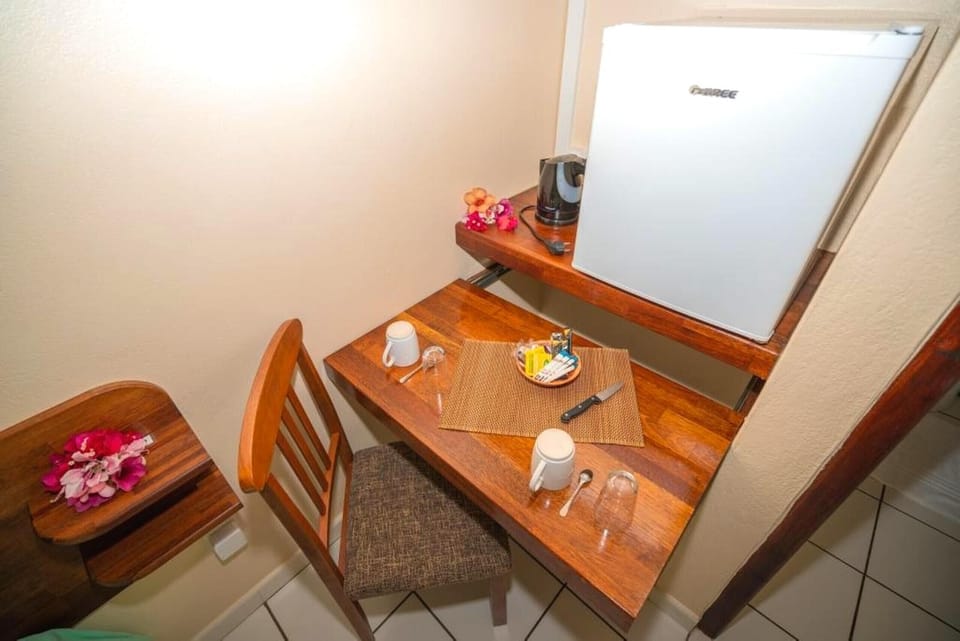 Small office area with mini-bar