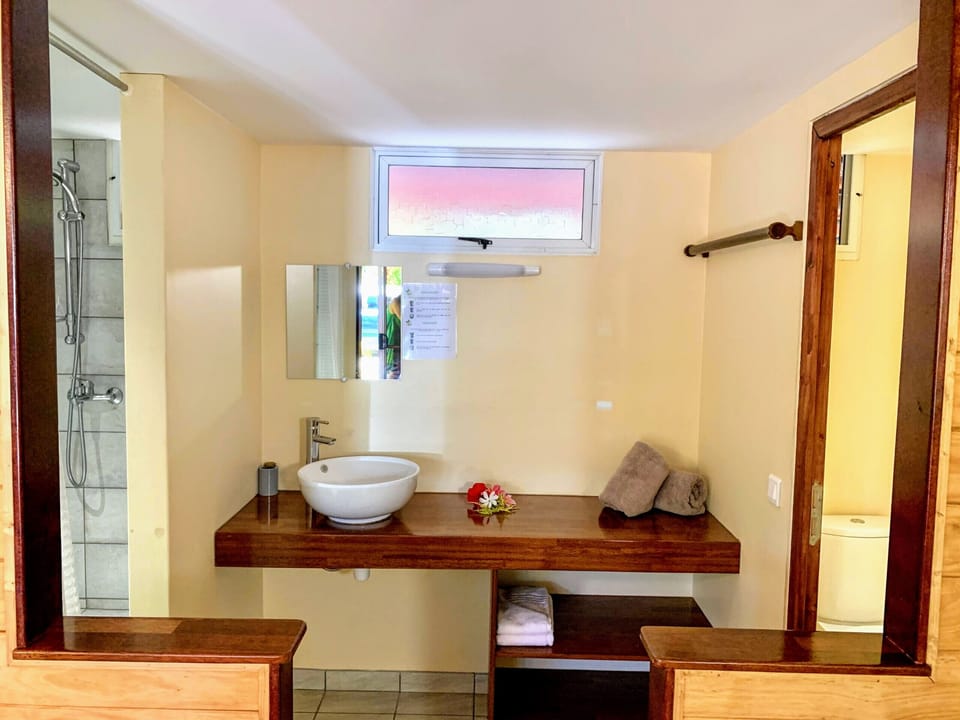 The private bathroom in the room