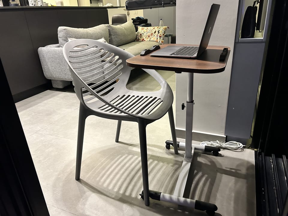 Dedicated workstation with a mobile desk that you can move around
