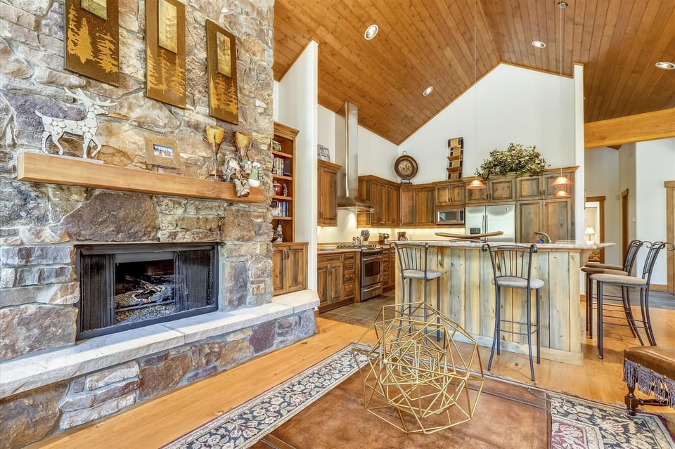 Living Area - Shock Hill Retreat - Breckenridge Vacation Rental
