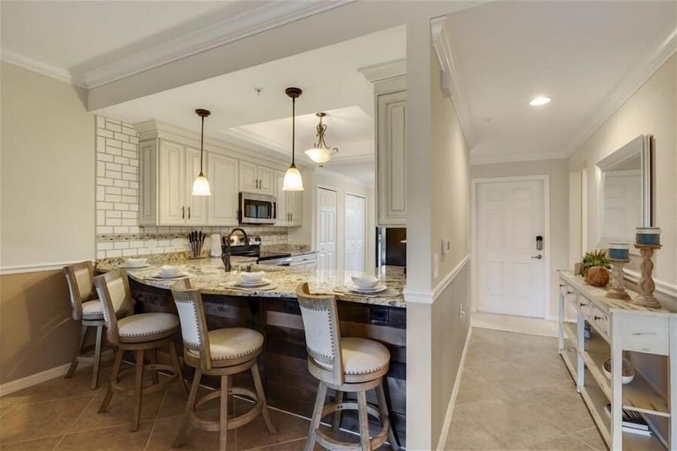 Breakfast Bar & Entryway