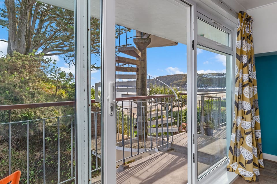 Sea Front Apartment, Spectacular Sea Views, Parking, Direct Beach Access