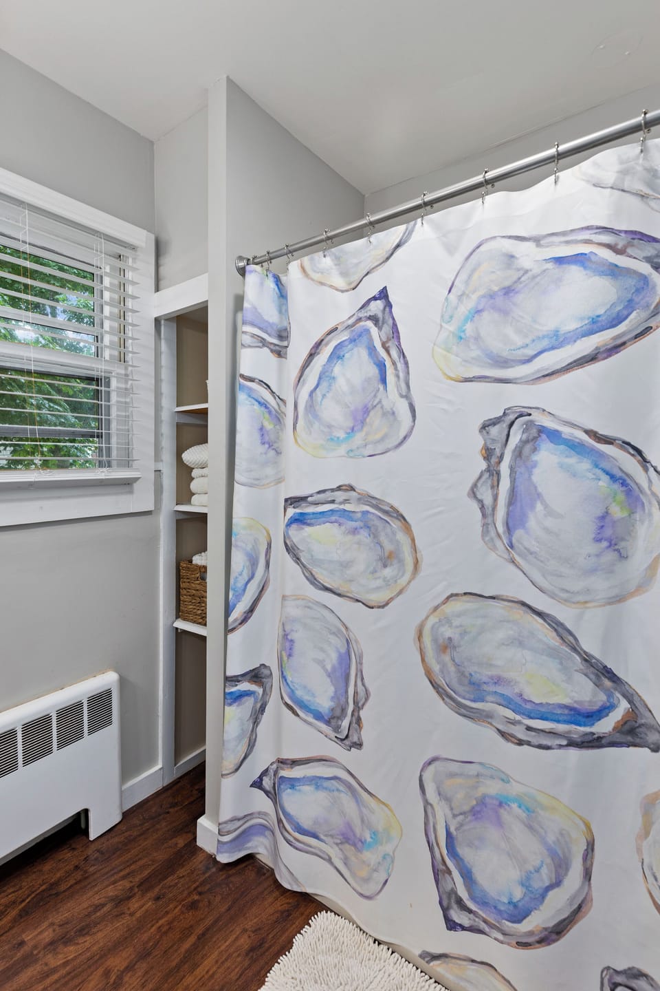Main bathroom with bath tub